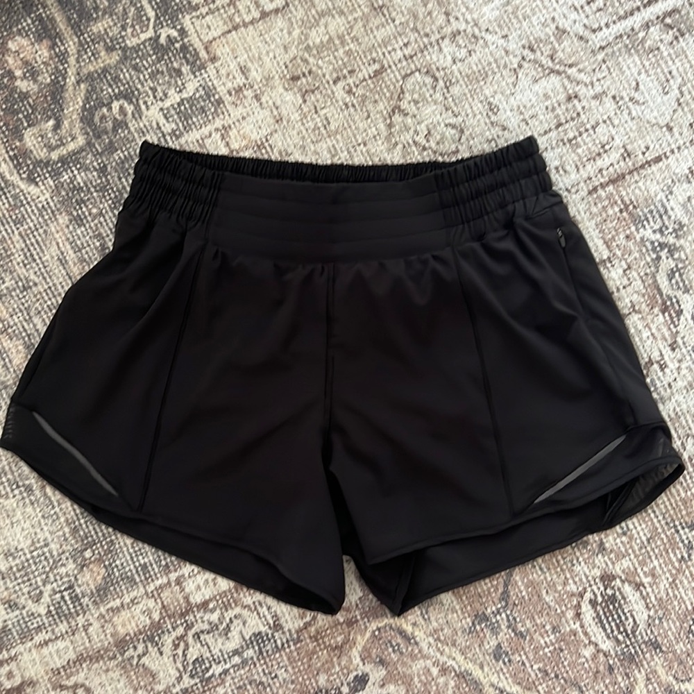 Lululemon size 8 -4inch inseam -Hottie Hot -High Rise- Black